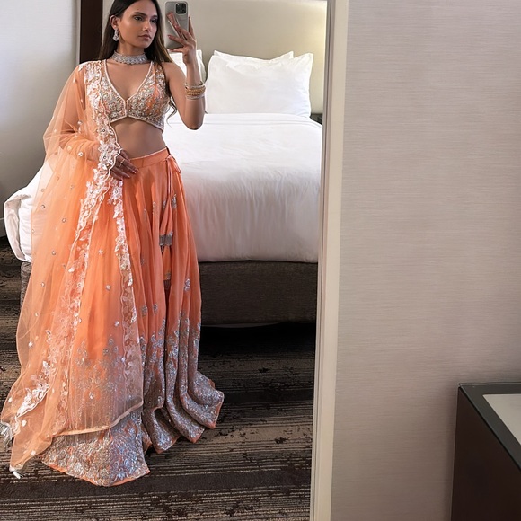 Bust: 32-33 waist :22-23 ONLY WORN  ONCE. LENGTH 3.4 ft. - Picture 4 of 7